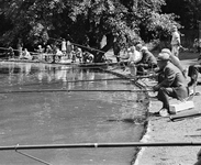 857857 Afbeelding van vissende mannen bij de vijver in het Wilhelminapark te Utrecht, vermoedelijke tijdens een ...